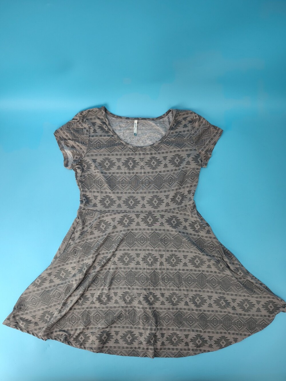 Wallflower Womens Junior Size L Short Sleeve Skater Dress Aztec Gray Grey VG